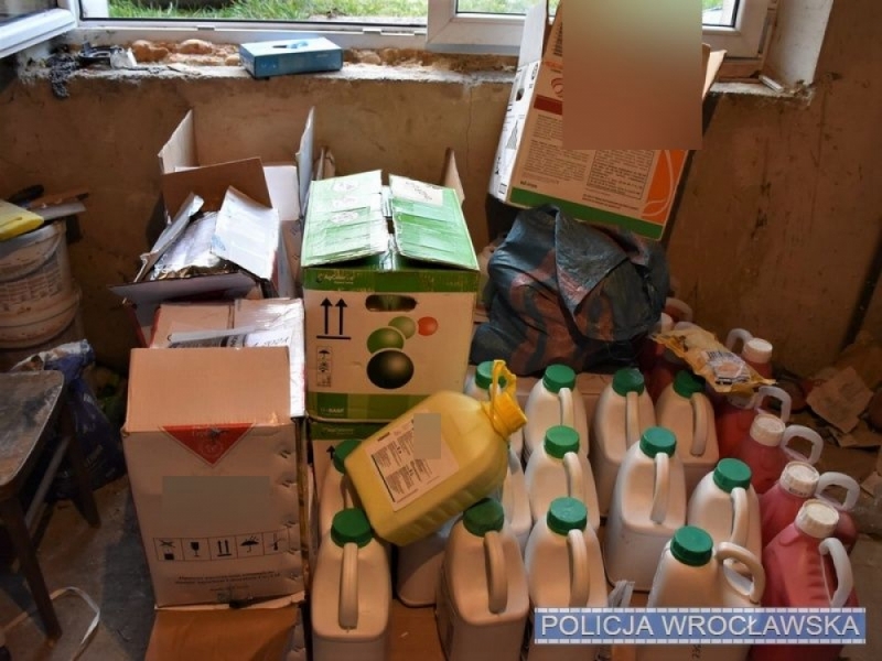 Pół tony nielegalnych środków ochrony roślin w gospodarstwie rolnym - fot. Policja Wrocław