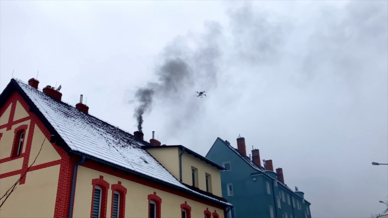 Jelenia Góra: Straż miejska przy użyciu drona sprawdza dym z kominów - fot. Gabriela Stefanowicz