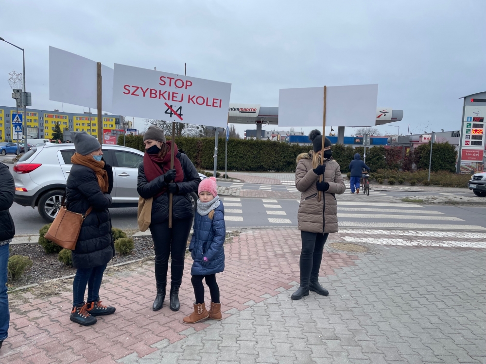 Mieszkańcy gminy Jelcz-Laskowice protestowali przeciwko kolei dużych prędkości - fot. M. Gadawa