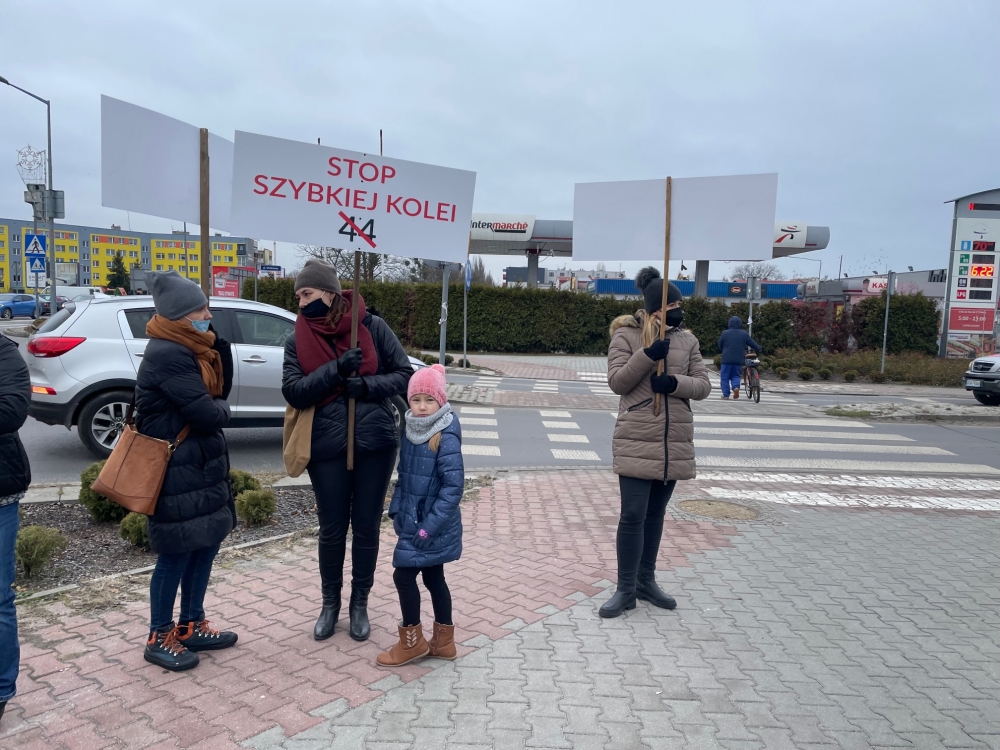 Mieszkańcy gminy Jelcz-Laskowice protestowali przeciwko kolei dużych prędkości – fot. M. Gadawa