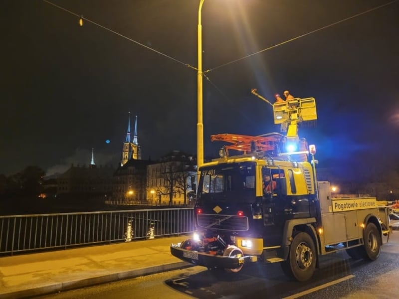 Kolorowe płytki nad mostem mają ułatwić bezpieczne lądowanie - fot. MPK Wrocław