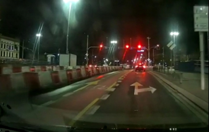 Na czerwonym, w centrum miasta i... na oczach policji [WIDEO] - źródło streamable.com
