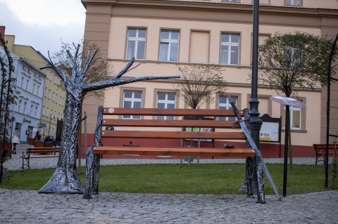 Opowiadają miejscowe legendy. W Bolkowie pojawiły się... gadające ławki  - 2