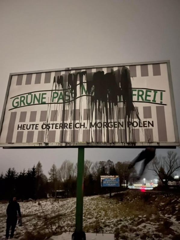 Pod Jelenią Górą stanął baner nawiązujący do Auschwitz. To pomysł antyszczepionkowców - fot. Facebook/ Dobro