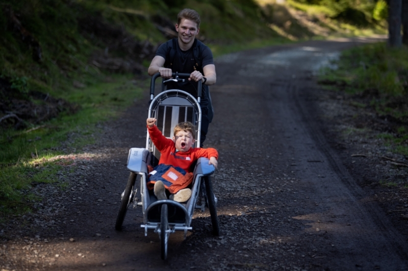 Będą biegać przez 24 godziny po szczytach Gór Sowich… i to w sylwestra - fot: Specjalny wózek - "Łączą nas góry"