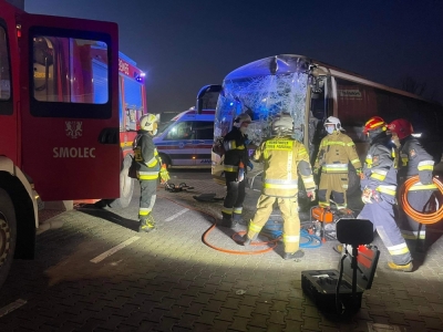 Wypadek w Nowej Wsi Wrocławskiej. Autobus wjechał w ciężarówkę