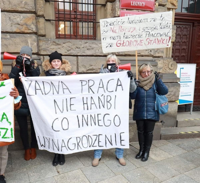 Pracownicy legnickiego MOPS-u wyszli na ulicę - fot. RW