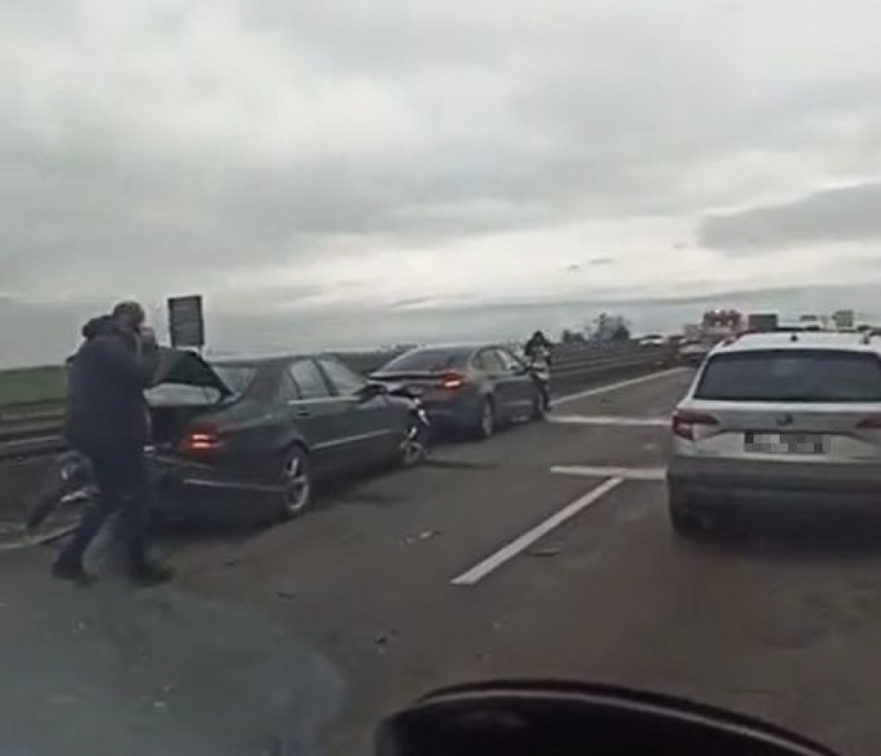 Kolizja na A4. Zablokowany jeden pas do Wrocławia - fot. Słuchacz
