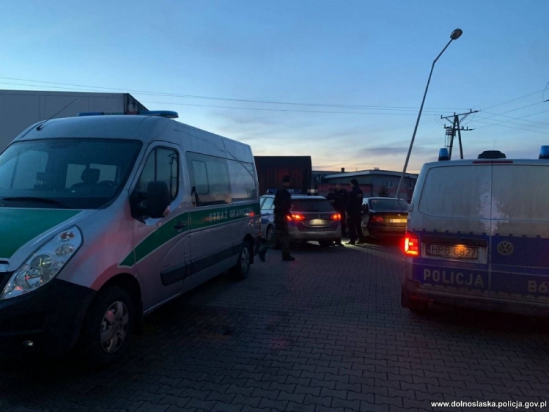 Nielegalni imigranci i ich przewoźnik w rękach zgorzeleckiej policji - Fot: dolnośląska policja