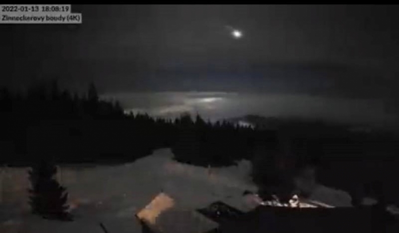 Niecodzienne zjawisko na niebie. Nad Dolnym Śląskiem przeleciał ogromny meteor [FILM] - fot. Twitter Lukáš Ronge