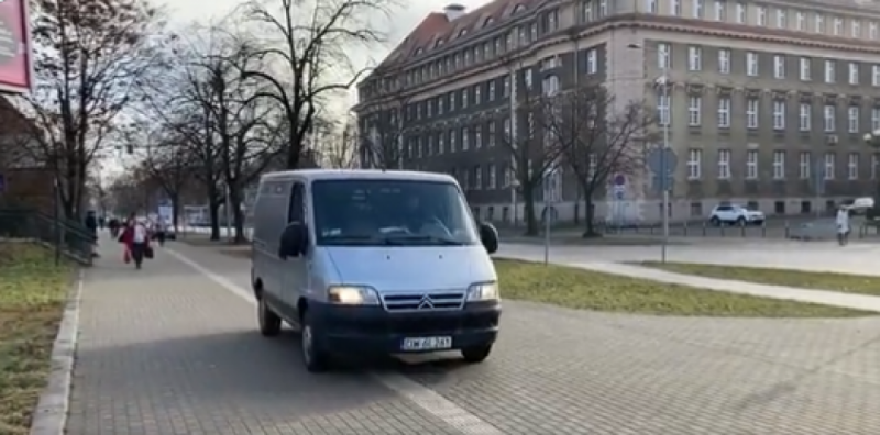 Samochodem służbowym po chodniku i drodze rowerowej  - fot. Twitter