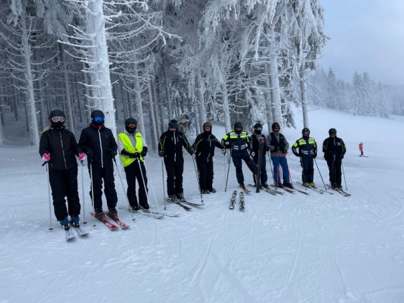 Policjanci z powiatu kłodzkiego patrolują stoki narciarskie - fot. KPP w Kłodzku