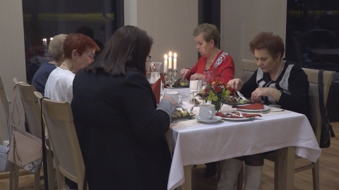Samotni seniorzy z Polanicy-Zdrój na wspólnej kolacji - 0