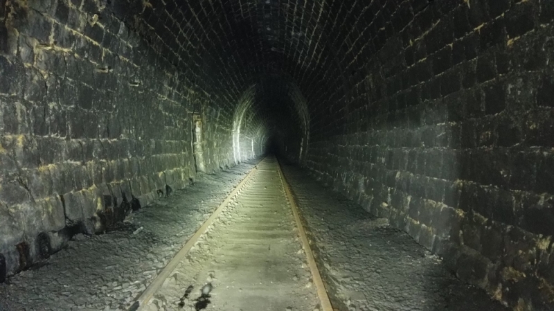 Jest przetarg na rewitalizację linii 308 z Jeleniej Góry do Mysłakowic - Ponad kilometrowy tunel na trasie do Kamiennej Góry; fot. Piotr Słowiński
