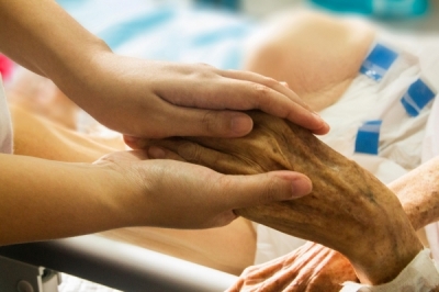 Pensjonariusze dom&oacute;w opieki społecznej i hospicj&oacute;w znowu uwięzieni w plac&oacute;wkach