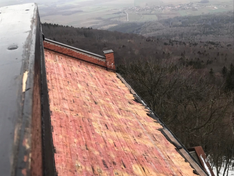Zerwany dach kościoła na szczycie Ślęży – fot. parafia Sulistrowice