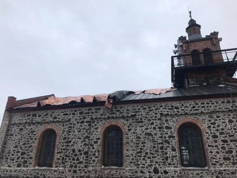 Zerwany dach kościoła na szczycie Ślęży - 0
