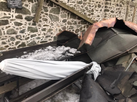 Zerwany dach kościoła na szczycie Ślęży - 1