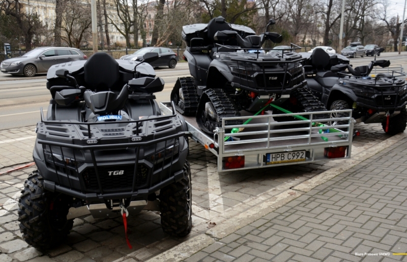 Quady i niezbędny sprzęt trafiły do dolnośląskiej policji - fot. umwd.dolnyslask.p