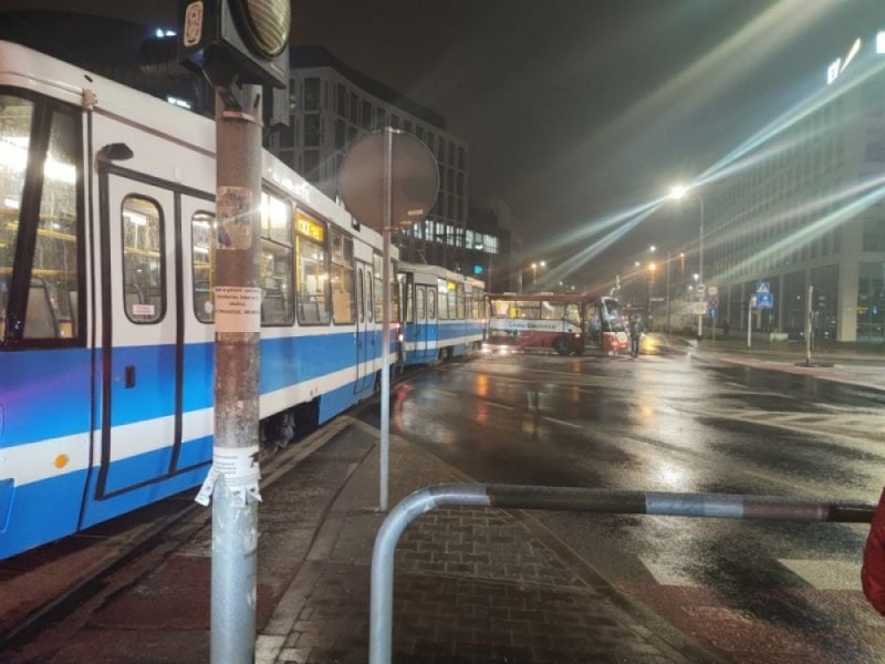Zderzenie autobusu i tramwaju. Spore utrudnienia w centrum Wrocławia - fot. Bartosz Hinc