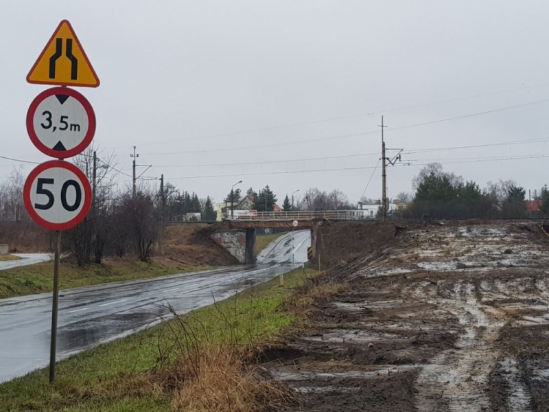 Komunikacyjne zamieszanie w Czernicy. Od marca przygotowania do remontu linii kolejowej 277 - UG Czernica; objazd ma zostać poprowadzony nasypem po prawej