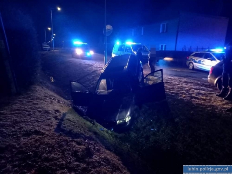 Auto w rowie i policyjna cela. Oto efekty nocnego pościgu - policja