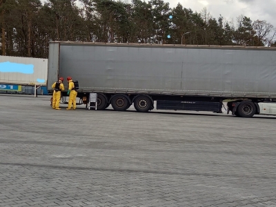 Kto porzucił przy A4 ciężar&oacute;wkę pełną chemikali&oacute;w?