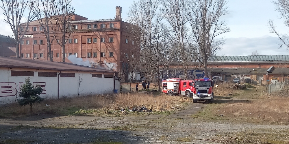 Pożar w budynku po magazynie w Legnicy. W środku mogą być ludzie - Fot: Andrzej Andrzejewski