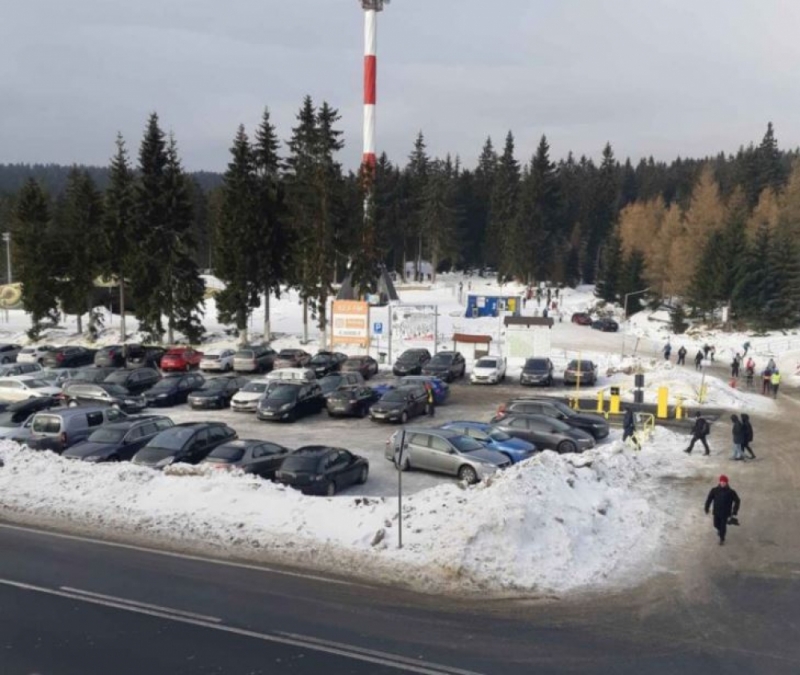 Awantury, bójki i czasem godzinne kolejki do wjazdu na parkingi - fot. Gabriela Stefanowicz