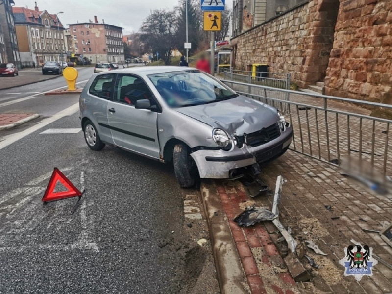 5,5 tys. zł mandatu za kierowanie bez uprawnień i spowodowanie kolizji - fot. Policja