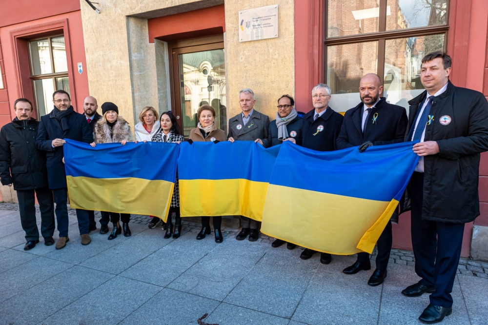 Prezydent Wrocławia i konsulowie wyrazili solidarność z Ukrainą - Fot. UMW