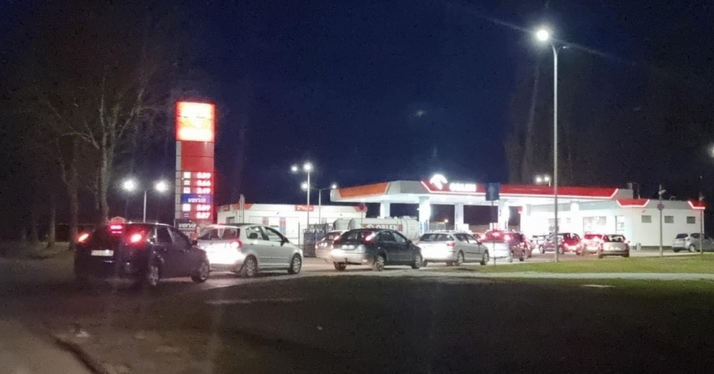 Ogromne kolejki po paliwo - prezes Orlenu uspokaja - fot. Jakub Wolnik
