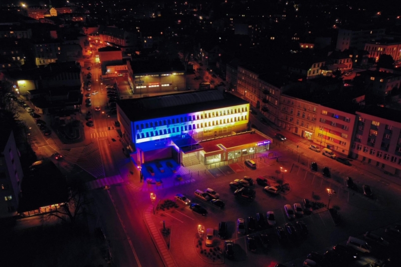 Urząd Miejski w Trzebnicy podświetlony na niebiesko-żółto [ZDJĘCIA] - fot. UM w Trzebnicy