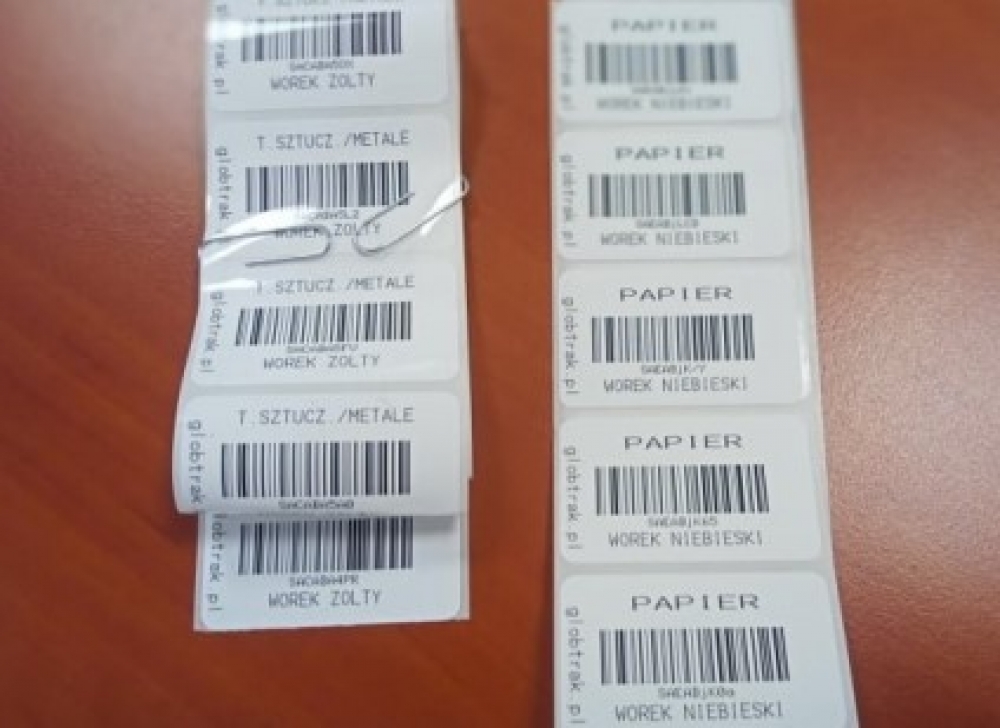 Nie ma naklejki, firma nie zabierze worka z odpadami - fot. IM