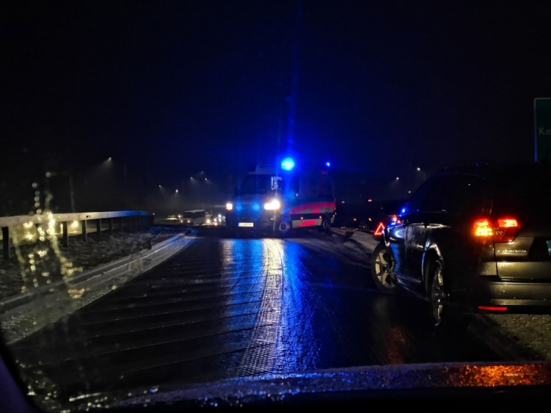 Ślisko w całym regionie, auta w rowach. Wypadek na A4 [AKTUALIZACJA] - fot. Rafał Dejlich