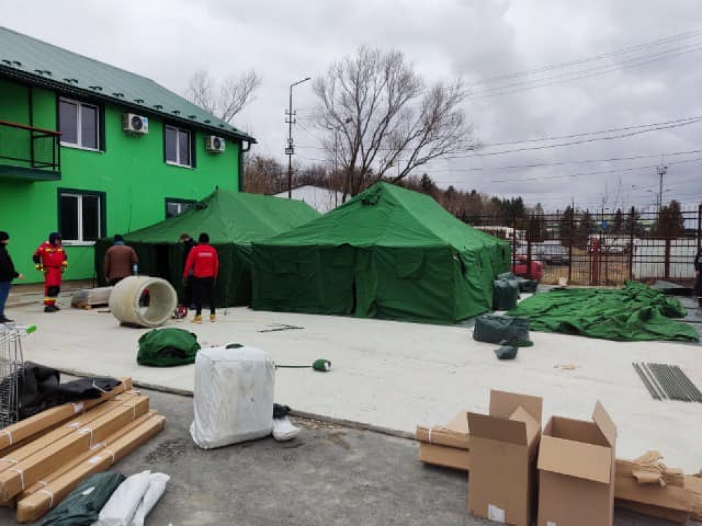 Pierwsze namioty już stoją. Wrocławianie budują szpital polowy w Ukrainie - fot. Centrum Pomocy Humanitarnej w Szegini