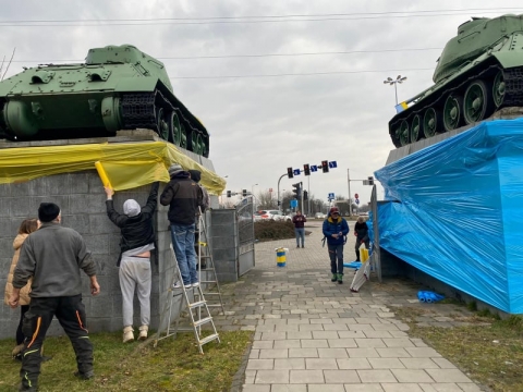 Wrocław: Czołgi przy Cmentarzu Oficerów Radzieckich w barwach Ukrainy - 1