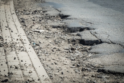 Na drogach w regionie pojawiają się ekipy remontowe i łatają ubytki po zimie
