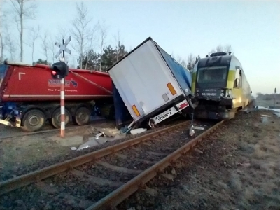 Wypadek na przejeździe kolejowym. Szynobus zderzył się z dwoma ciężar&oacute;wkami
