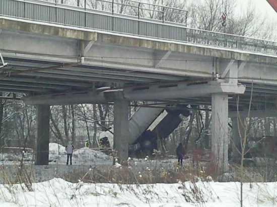 Tir spadł z wiaduktu - 1