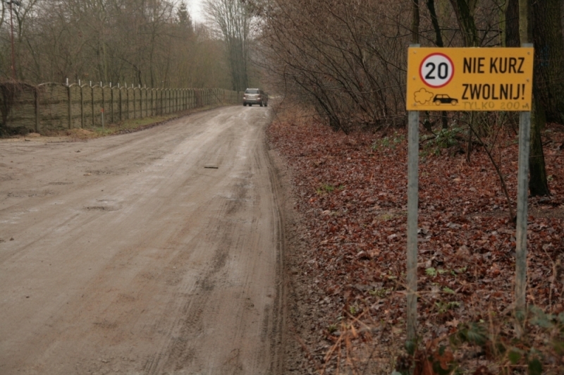 "Droga przez mękę" - w gminie Długołęka mieszkańcy do pobliskiej wsi jadą leśnym traktem - fot. archiwum Radio Wrocław