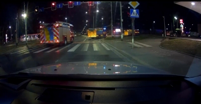 Konwój samochodów pożarniczych z Anglii jedzie przez Wrocław na Ukrainę [WIDEO]