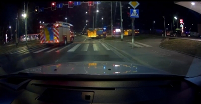 Konw&oacute;j samochod&oacute;w pożarniczych z Anglii jedzie przez Wrocław na Ukrainę [WIDEO]