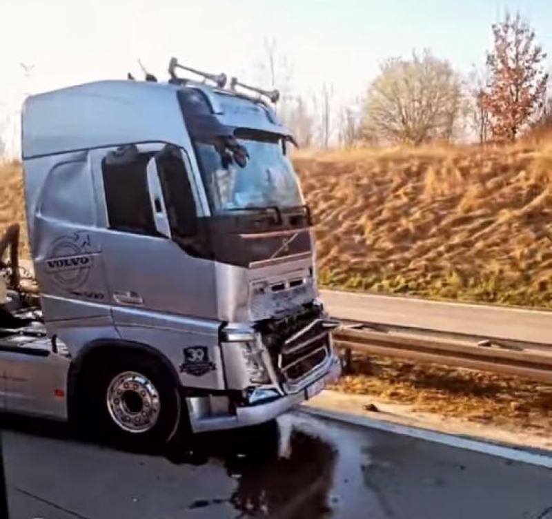 A4 zablokowana. Najpierw zderzyły się 2 ciężarówki, potem kolejne 3 [AKTUALIZACJA] - fot. Słuchacz