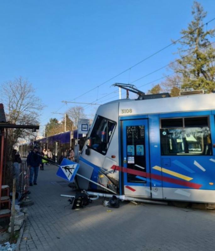 "Skoszony" znak, duże korki. Na Grabiszyńskiej wykoleił się tramwaj - fot. Adam Koszewicz-Grzeszczak