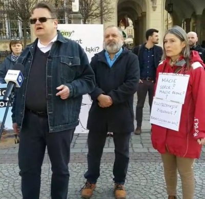 Społecznicy z komitetu "Ratujmy Las Mokrzański" protestowali pod Ratuszem