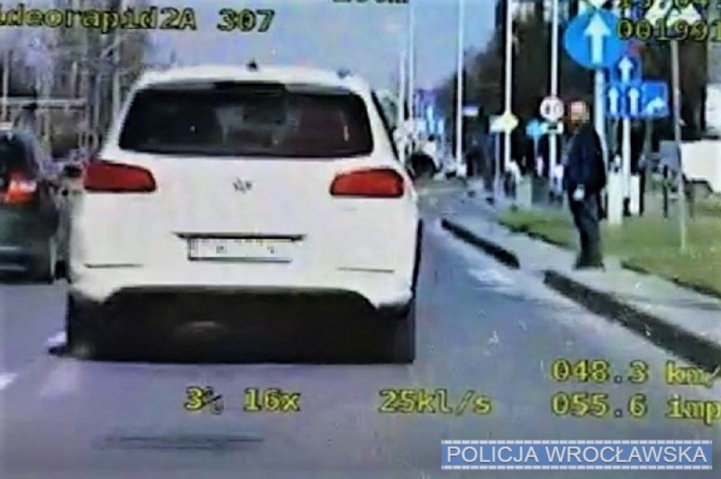 Wyprzedzała radiowóz przed przejściem dla pieszych. Kara? 3 tysiące i 20 punktów - fot. Policja Wrocław