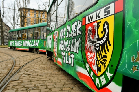 Kibice Śląska Wrocław pomalowali jeden z miejskich tramwajów  - 0