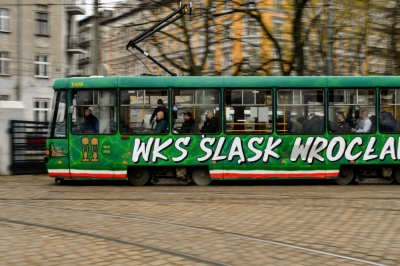 Kibice Śląska Wrocław pomalowali jeden z miejskich tramwajów