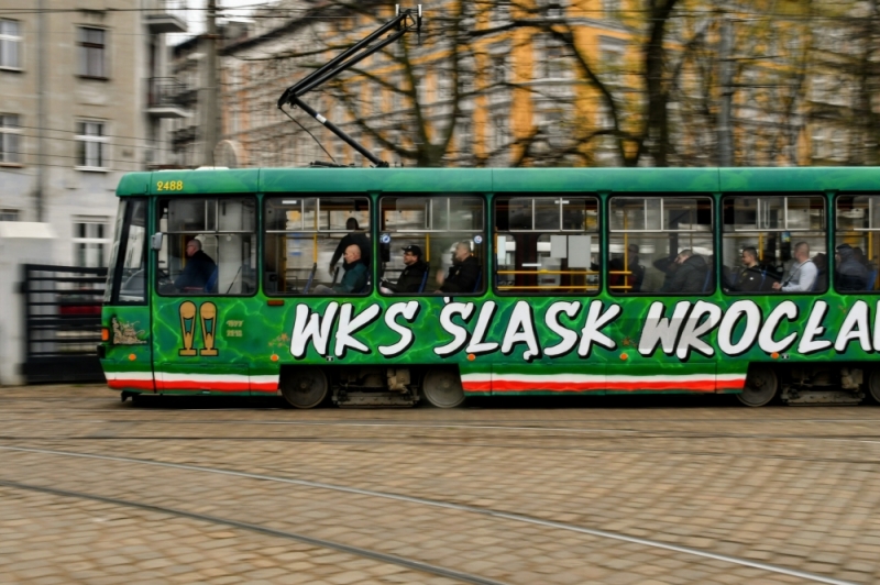 Kibice Śląska Wrocław pomalowali jeden z miejskich tramwajów  - fot. MPK Wrocław